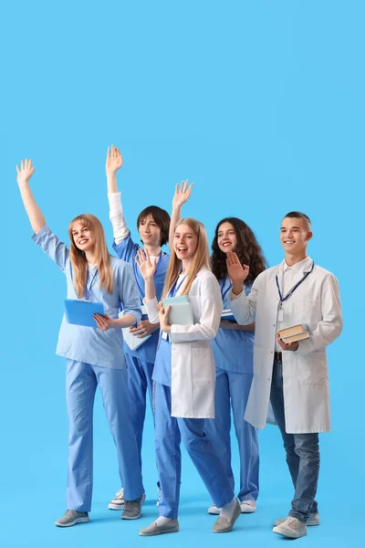 Grupa Studentów Medycyny Niebieskim Tle — Zdjęcie stockowe