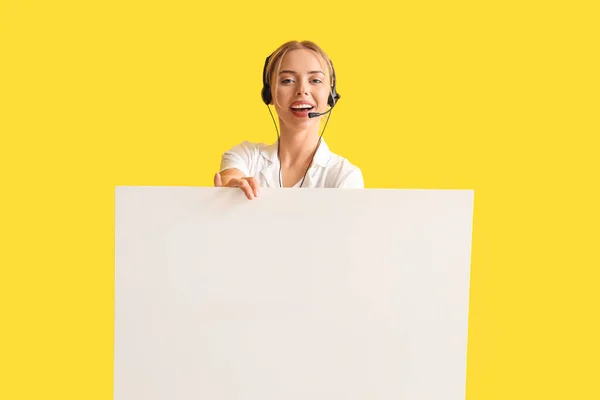 Agente Suporte Técnico Feminino Com Cartaz Branco Fundo Amarelo — Fotografia de Stock