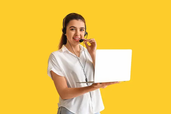 Female Technical Support Agent Laptop Yellow Background — Stock Photo, Image