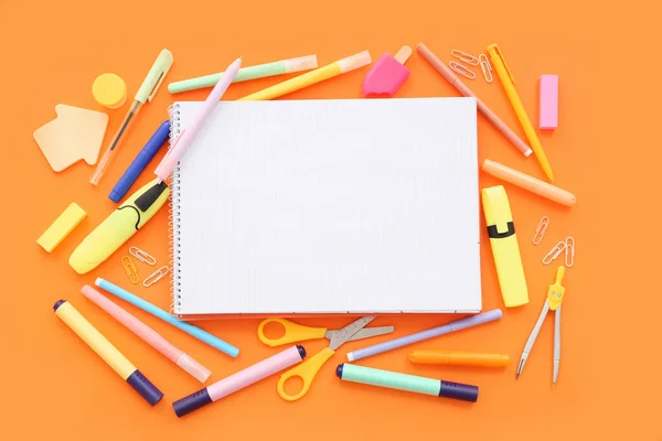 Composição Com Caderno Branco Diferentes Materiais Escolares Sobre Fundo Cor — Fotografia de Stock