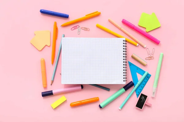 Composição Com Caderno Branco Diferentes Materiais Escolares Sobre Fundo Rosa — Fotografia de Stock
