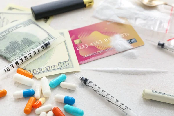 Uyuşturucu Şırıngalar Kredi Kartı Para Hafif Arka Planda — Stok fotoğraf