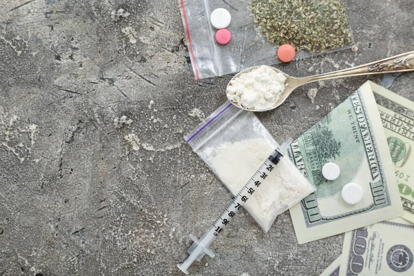 Grunge Arka Planında Uyuşturucu Para Şırınga Bileşimi — Stok fotoğraf