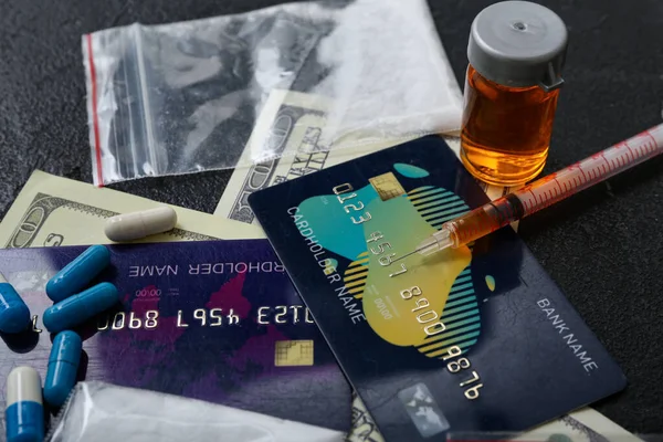 Droger Kreditkort Och Pengar Mörk Bakgrund — Stockfoto