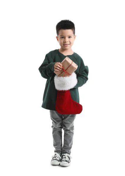 Netter Kleiner Junge Strickpullover Mit Weihnachtssocke Und Geschenk Auf Weißem — Stockfoto