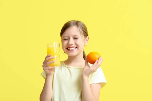 Bambina Con Arancia Bicchiere Succo Sfondo Giallo — Foto Stock