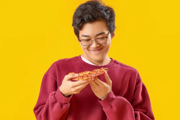 Jovem Homem Asiático Com Pizza Saborosa Fundo Amarelo — Fotografia de Stock