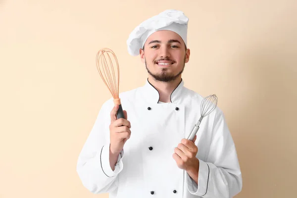 Chef Masculino Con Batidores Sobre Fondo Beige — Foto de Stock