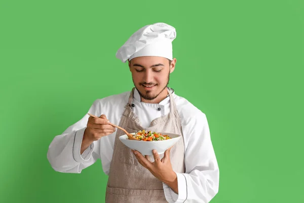Chef Masculino Con Verduras Preparadas Sobre Fondo Verde — Foto de Stock