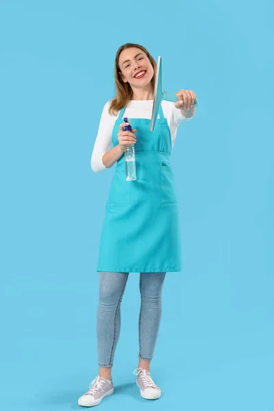Mujer Joven Con Botella Detergente Escobilla Sobre Fondo Azul —  Fotos de Stock