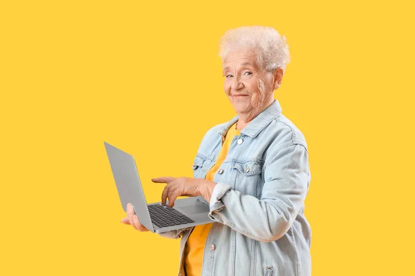 Mulher Sênior Usando Laptop Fundo Amarelo — Fotografia de Stock