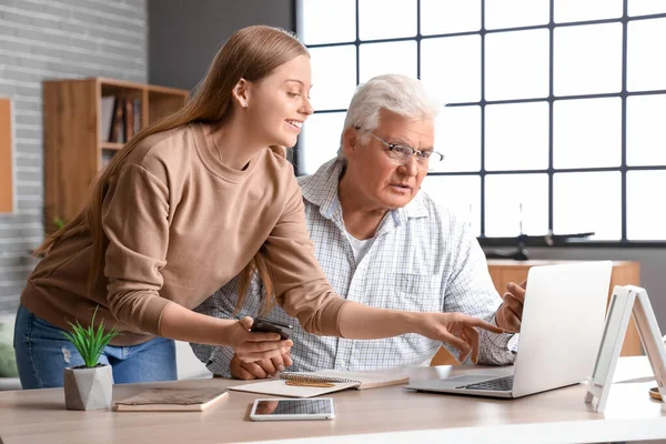 Senior Man His Granddaughter Using Laptop Home — Stock Photo, Image