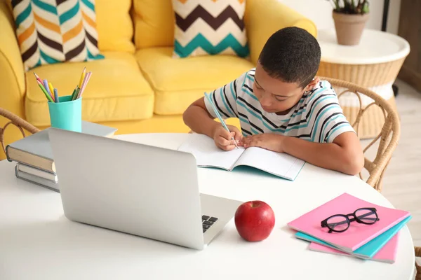 Menino Afro Americano Estuda Online Com Laptop Casa — Fotografia de Stock