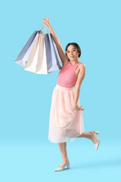 Gelukkig Mooi Jong Aziatisch Vrouw Met Winkelen Tassen Blauw Achtergrond — Stockfoto