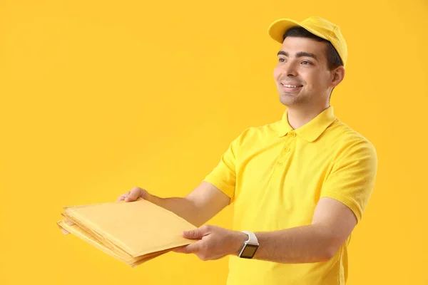 Mannelijke Koerier Met Enveloppen Gele Achtergrond — Stockfoto