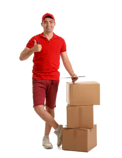 白い背景に親指を示すクリップボードおよび小包が付いている男性の急使 — ストック写真