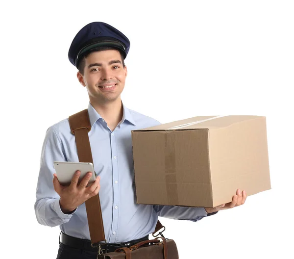 有平板电脑和白色背景邮包的年轻邮递员 — 图库照片