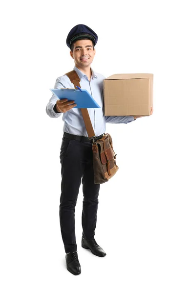 白い背景にクリップボードと小包を持つ若いポストマン — ストック写真