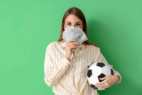 サッカーボールと緑の背景にお金を持つ若い女性 スポーツベットコンセプト — ストック写真