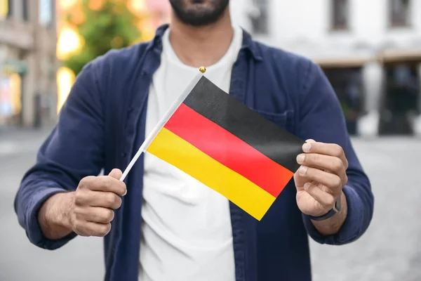 城市街道上挂着德国国旗的年轻人 — 图库照片