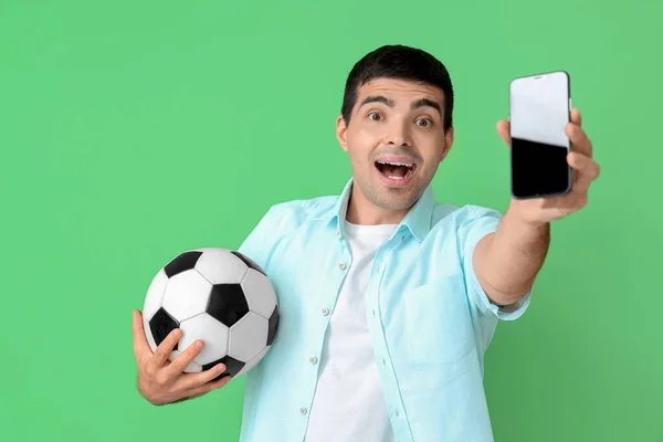 Jovem Feliz Com Bola Futebol Telefone Celular Fundo Verde Conceito — Fotografia de Stock