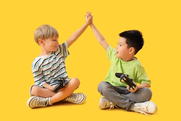 Leuke Kleine Jongens Spelen Video Game Gele Achtergrond — Stockfoto