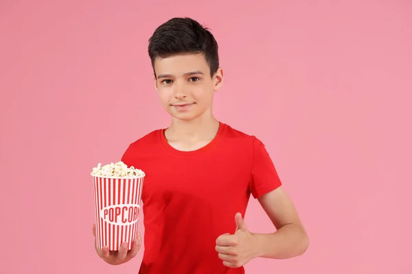Słodkie Mały Chłopiec Popcorn Pokazując Kciuk Górę Różowym Tle — Zdjęcie stockowe