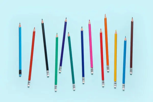 Grupo Lápis Coloridos Sobre Fundo Azul Claro — Fotografia de Stock