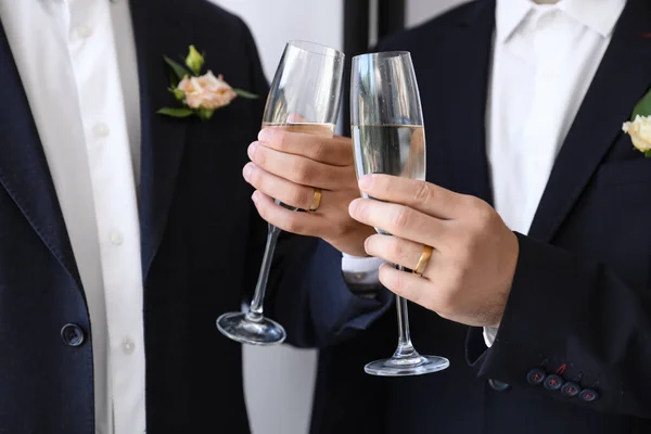 Šťastný Homosexuální Pár Sklenicemi Šampaňského Jejich Svatební Den Detailní Záběr — Stock fotografie