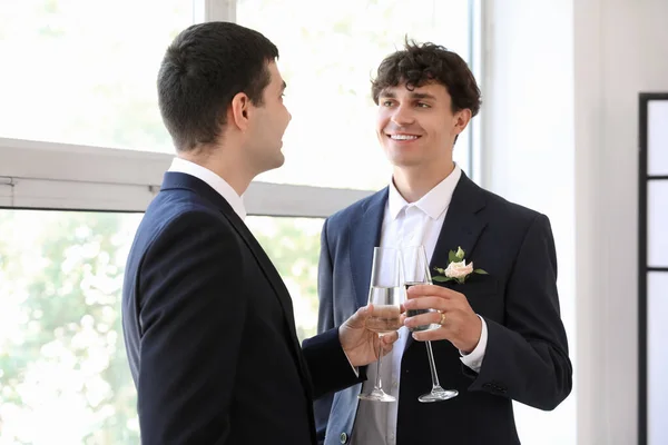 Glückliches Homosexuelles Paar Mit Champagnergläsern Hochzeitstag — Stockfoto