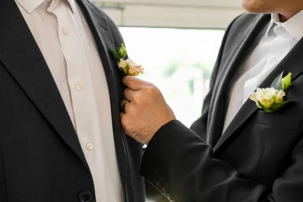 Jovem Consertando Boutonniere Seu Marido Dia Casamento Close — Fotografia de Stock