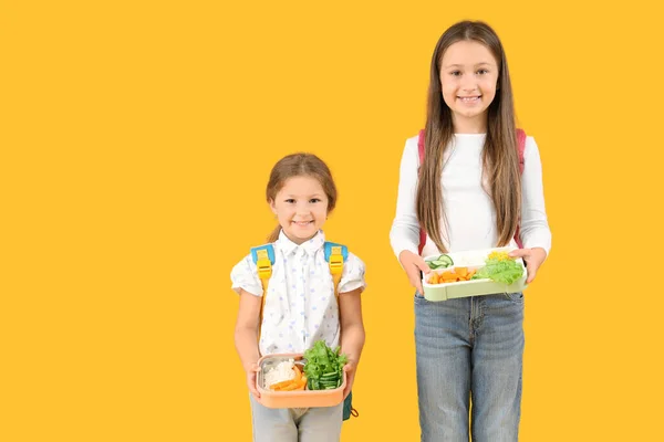 Sırt Çantalı Mutlu Kızlar Sarı Arka Planda Beslenme Çantaları — Stok fotoğraf