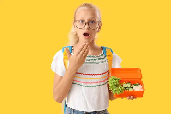 Scioccato Ragazza Occhiali Vista Con Zaino Lunchbox Sfondo Giallo — Foto Stock