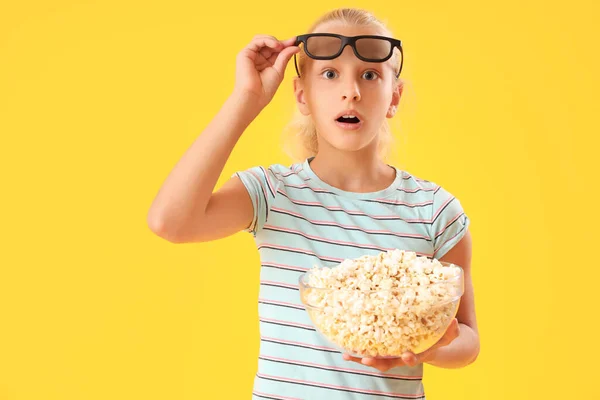 Shocked Girl Cinema Glasses Bowl Popcorn Yellow Background — Stock Photo, Image