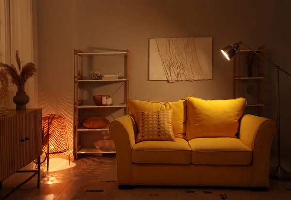 Innenraum Des Wohnzimmers Mit Sofa Und Leuchtenden Lampen Der Nacht — Stockfoto