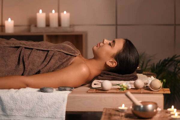Красивая белая женщина отдыхает в спа-салоне