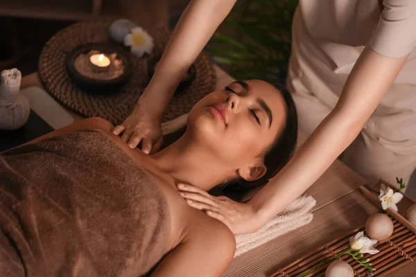 Vacker Kvinna Som Får Spa Massage Salongen — Stockfoto