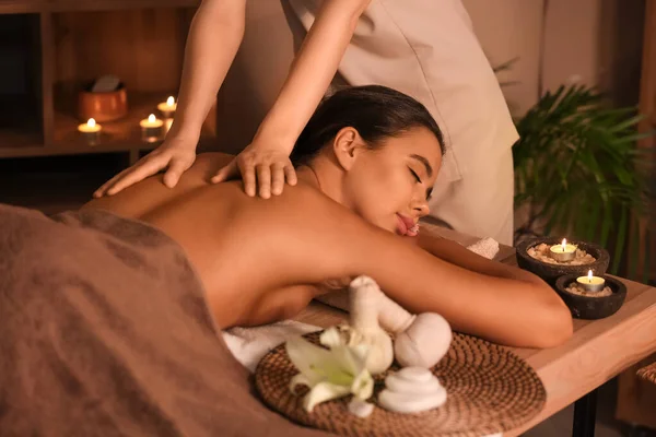 Schöne Frau Erhält Wellness Massage Salon — Stockfoto