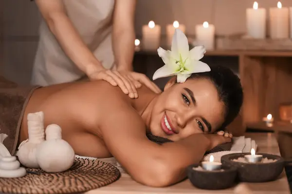 Hermosa Mujer Recibiendo Masaje Spa Salón — Foto de Stock