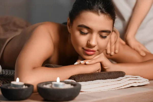 Belle Femme Recevant Massage Spa Dans Salon — Photo