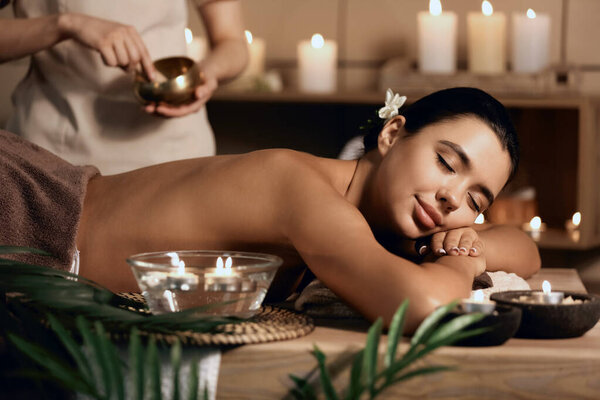Красивая белая женщина отдыхает в спа-салоне