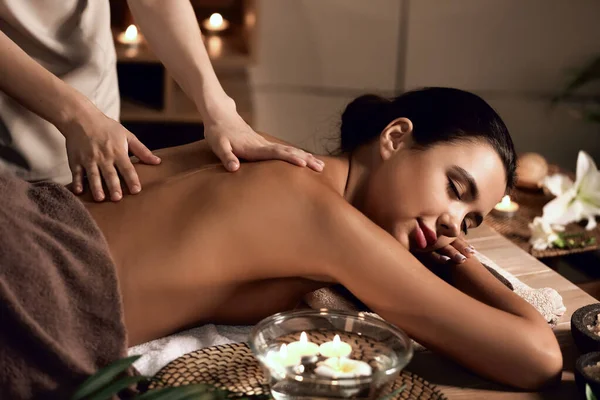 Bella Donna Che Riceve Massaggio Spa Nel Salone — Foto Stock