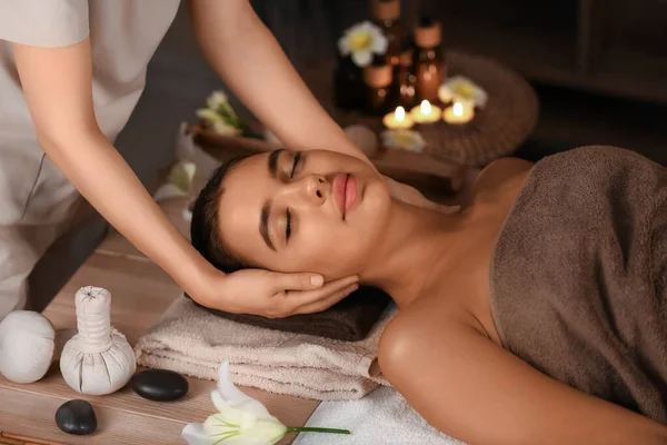 Vacker Kvinna Som Får Spa Massage Salongen — Stockfoto
