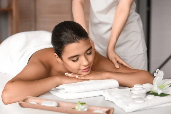 Bella Donna Che Riceve Massaggio Spa Nel Salone — Foto Stock