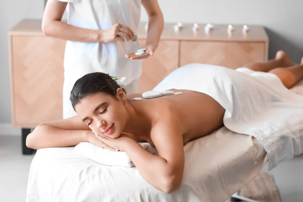 Mulher Bonita Recebendo Massagem Spa Salão — Fotografia de Stock