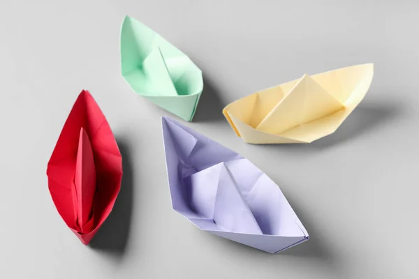 灰色背景的彩色折纸船 — 图库照片