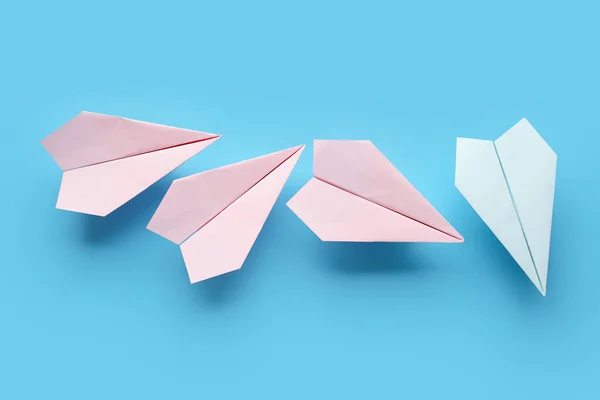 蓝色背景的彩色折纸飞机 — 图库照片