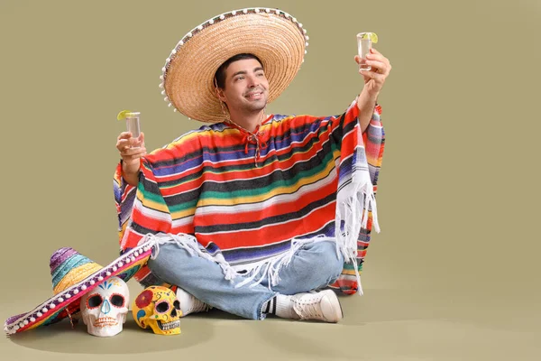 Young Man Sombrero Hat Tequila Shots Painted Skulls Green Background — Stock Photo, Image