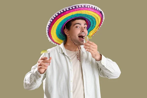 Jongeman Sombrero Hoed Met Tequila Shots Groene Achtergrond — Stockfoto