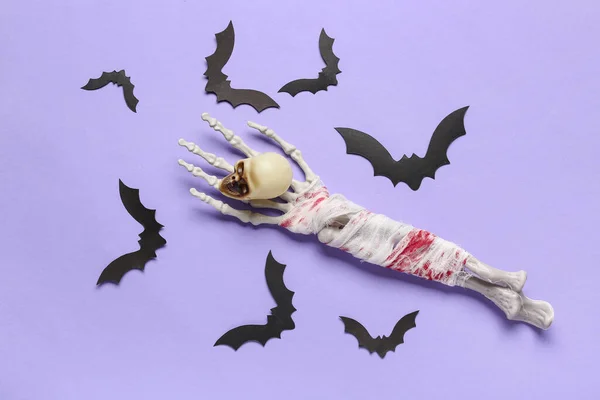 Skeleton Χέρι Κρανίο Και Χάρτινες Νυχτερίδες Για Τον Εορτασμό Του — Φωτογραφία Αρχείου